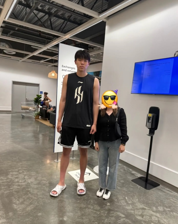 开云app-上半身壮了不少啊小杨！网友在波特兰商场偶遇购物的杨瀚森