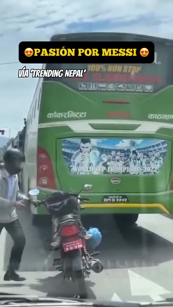 kaiyun-忠实拥趸！一位球迷在堵车时擦拭大巴上的梅西海报，清理灰尘