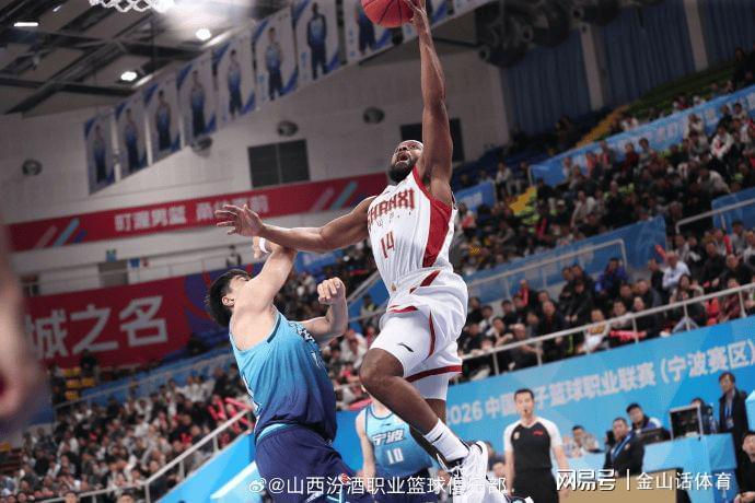 开云体育-太离谱了！2米22中锋0分0助，仅抢了1个篮板，在场上竟然防自己人