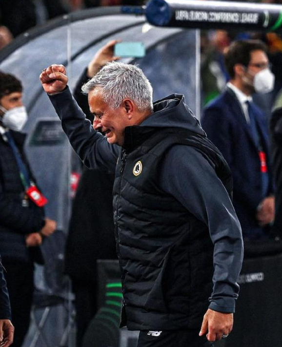 开云平台-再见穆里尼奥！葡超指教都玩不明白，双线崩盘，更衣室内讧了|何塞·穆里尼奥|本菲卡|本菲卡足球俱乐部|波尔图|布拉加_新浪新闻