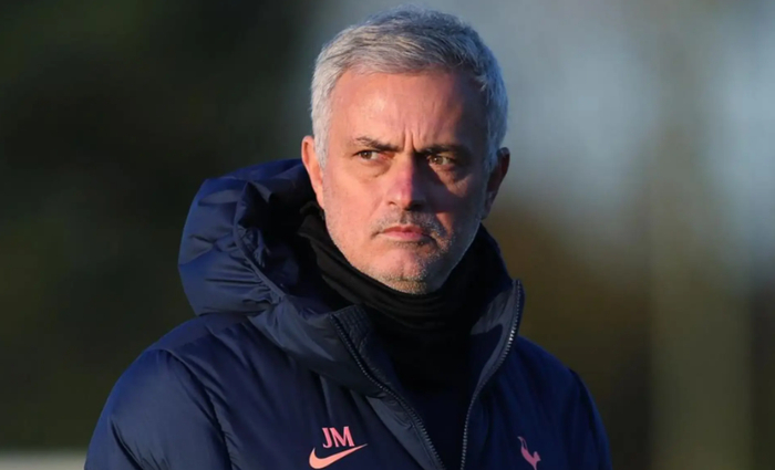 开云平台-再见穆里尼奥！葡超指教都玩不明白，双线崩盘，更衣室内讧了|何塞·穆里尼奥|本菲卡|本菲卡足球俱乐部|波尔图|布拉加_新浪新闻