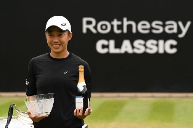 1655691264440078151.jpg kaiyun-一日三赛体能不支退赛 张帅草地热身仍满载而归