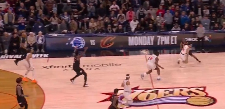 开云平台-致命失误立即摊手！恩比德不对眼前人犯规而举双手连走9步找裁判