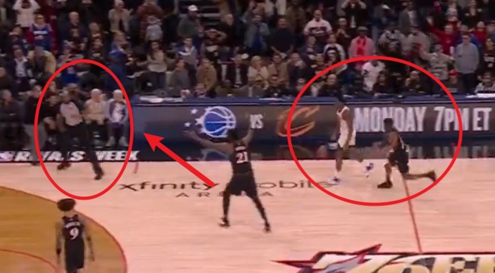 开云平台-致命失误立即摊手！恩比德不对眼前人犯规而举双手连走9步找裁判