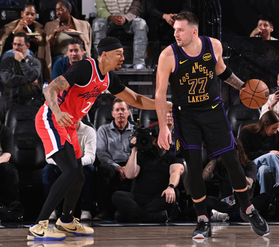 开云体育-拒投空位三分遭名嘴吐槽！东契奇在场-17湖人最差 32+11+8仍罪人