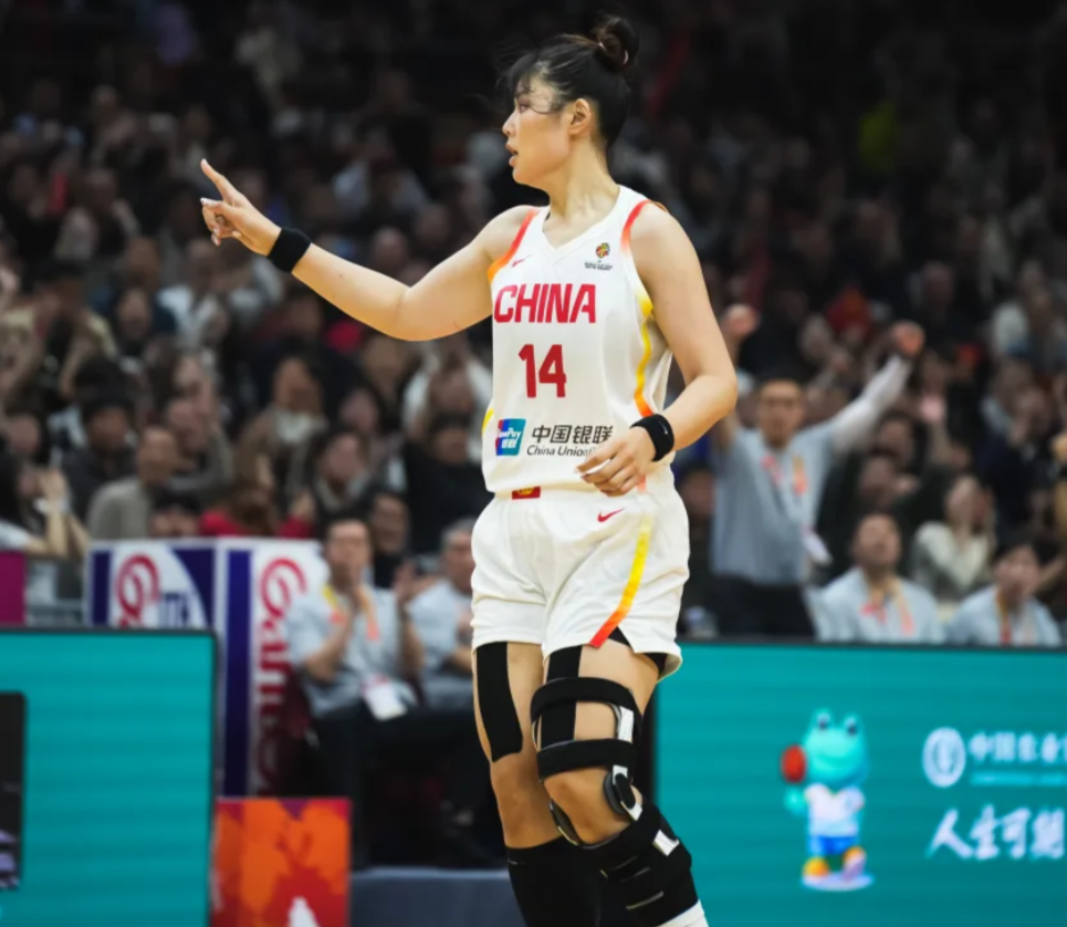 开云官网-女篮惨败张子宇成唯一亮点！18分钟20+11统治内线 2.26米对抗超强