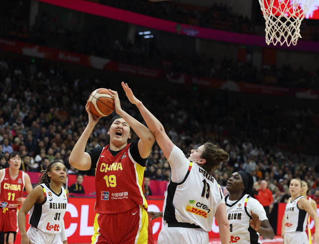 开云官网-女篮惨败张子宇成唯一亮点！18分钟20+11统治内线 2.26米对抗超强