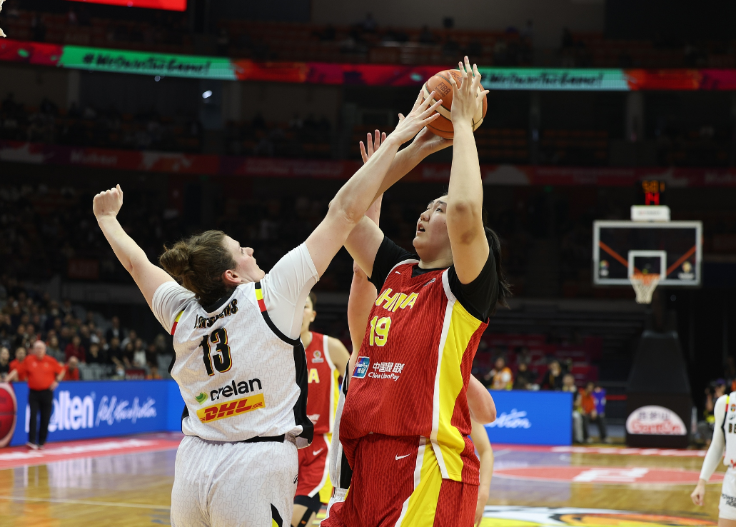 开云官网-女篮惨败张子宇成唯一亮点！18分钟20+11统治内线 2.26米对抗超强