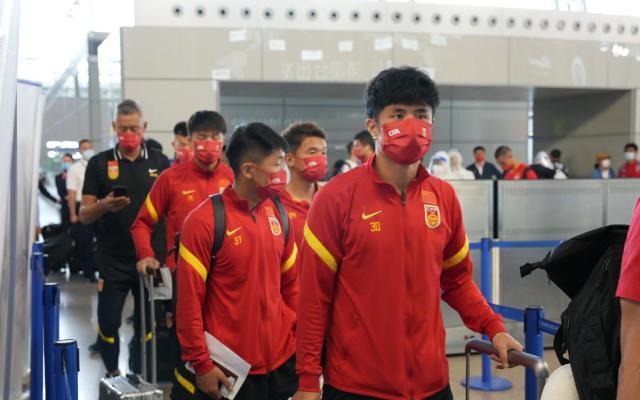 开云体育-中国男足团队58人飞赴阿联酋 包括六个保障团队