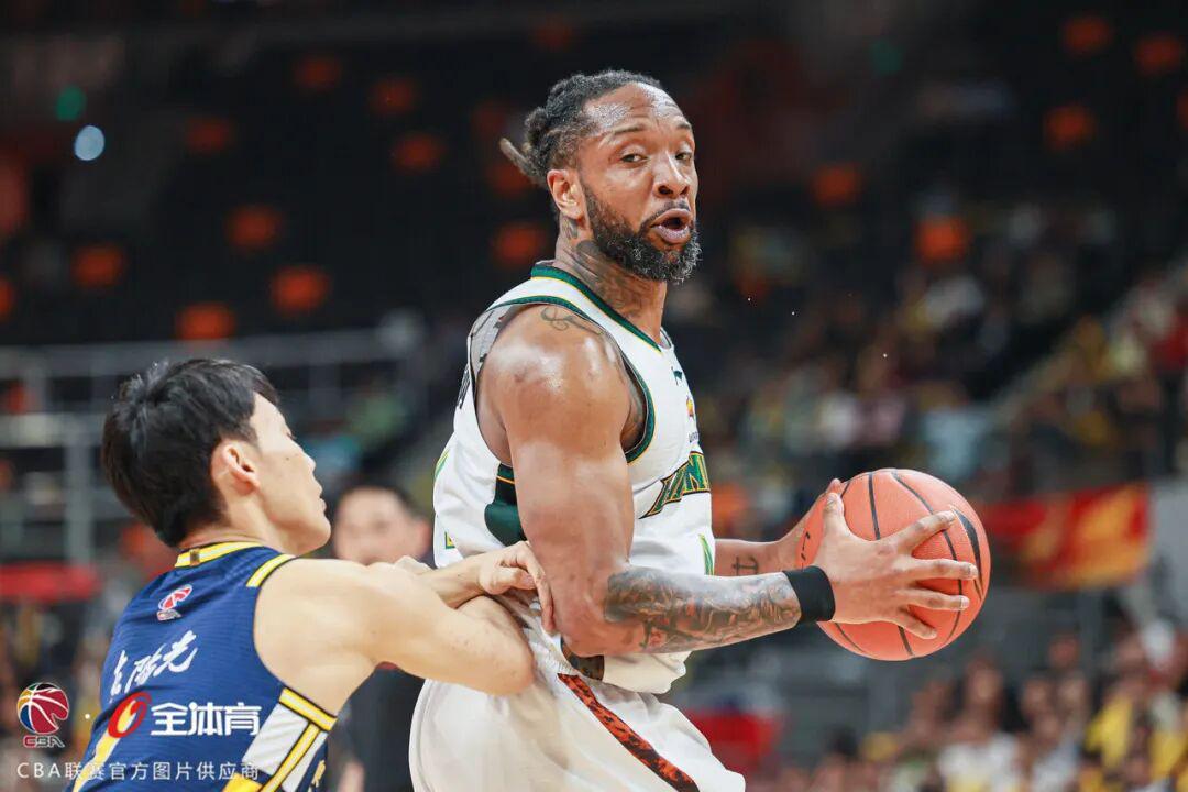 开云平台-付豪26分9板 鄢手骐17分 莫兰德21板6助攻 辽宁本钢客场89：73战胜深圳马可波罗