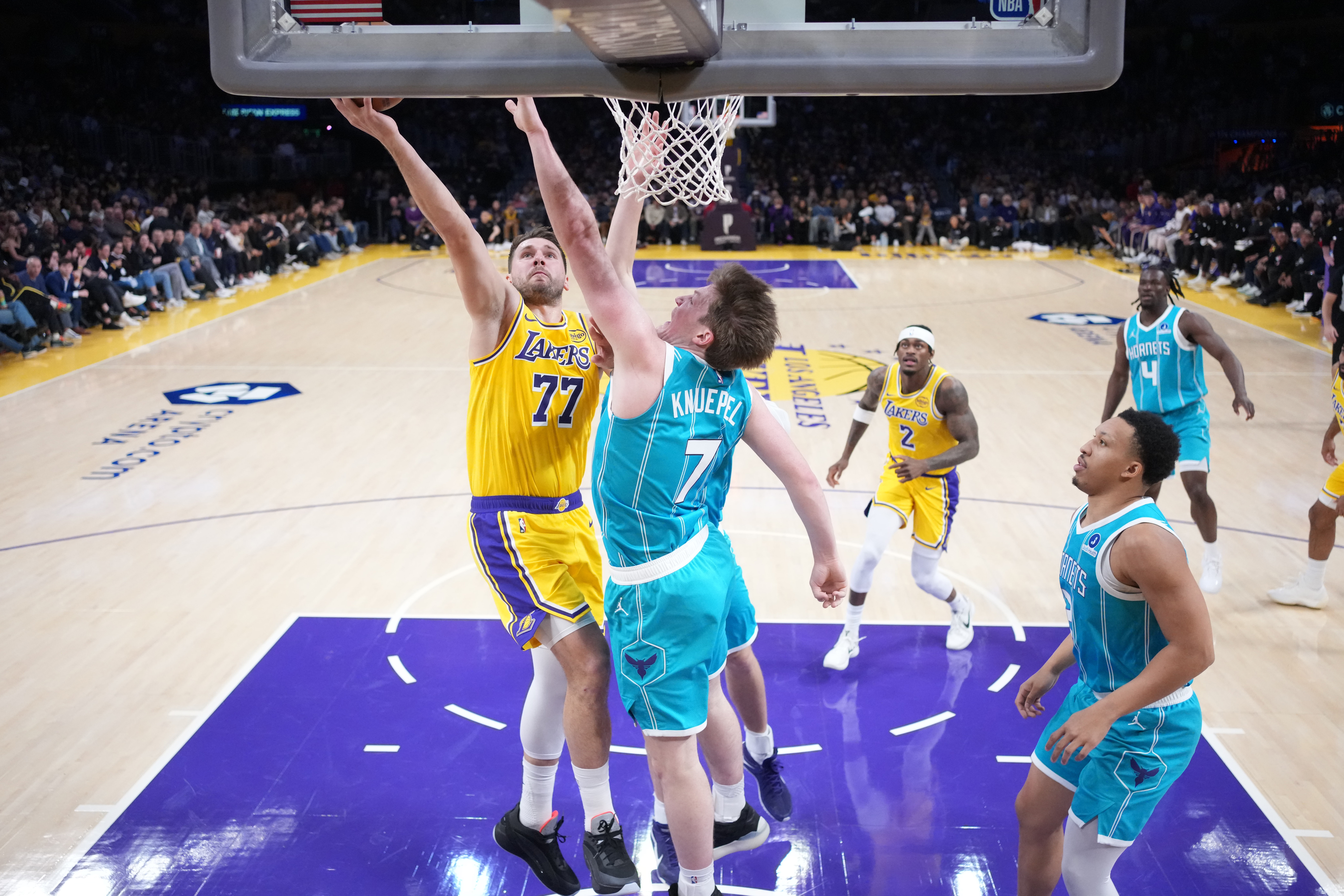 开云app-赛季三分王之争真有悬念了！东契奇赛季三分总数仅差克尼佩尔4记