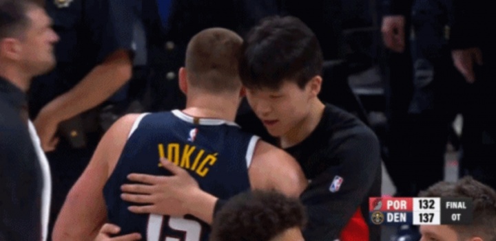 开云体育-😁世纪拥抱~约基奇赛后找到了杨瀚森 一个爱的抱抱